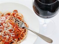 bord pasta met rode wijn